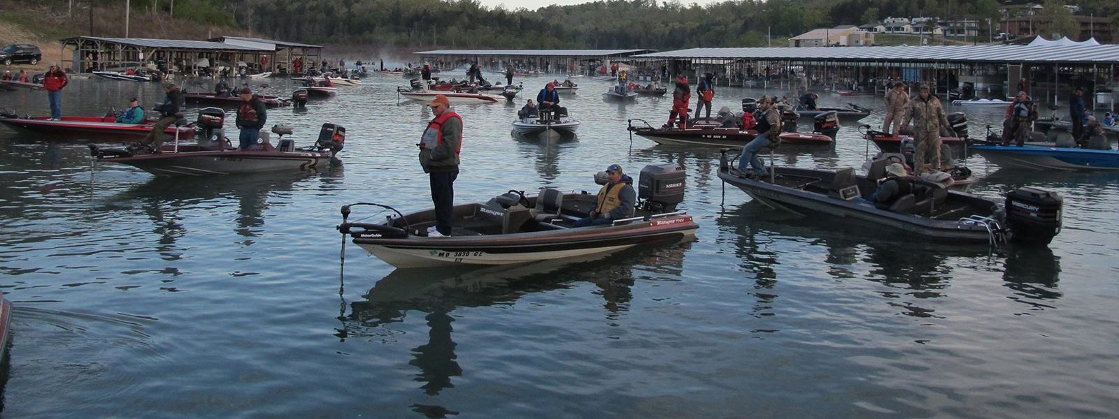 Photo of people on boats ready to participate in the fishing tournament